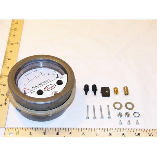 Dwyer 605-3 Differential Pressure Indicating Transmitter, 0–3.0″ w.c.